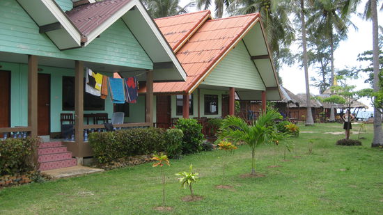 Der Bungi mit dem Bauch vom Homer ist unser und ein paar Schritte laufen und wir sind am Beach.