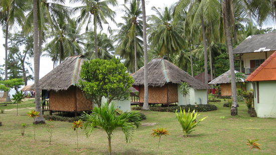 Im Lanta LD Beachresort bekommt man vom Steinbungi bis zur einachen Mattenhuette alles.