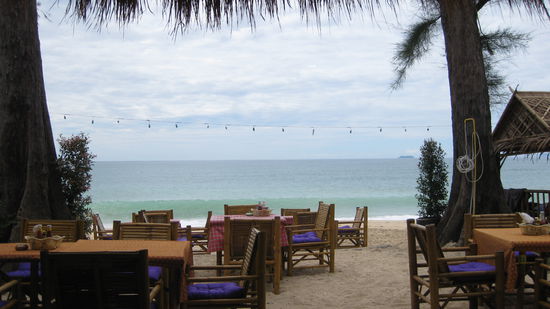 hier gibt es Fruehstueck mit Blick aufs Meer.