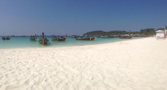 ... steht am Pattaya Beach.
Hier ist am meisten los. Der Strand ist am schoensten, leider aber auch der Hauptparkplatz fuer die Boote. Tagsueber sind die meisten Boote aber unterwegs.