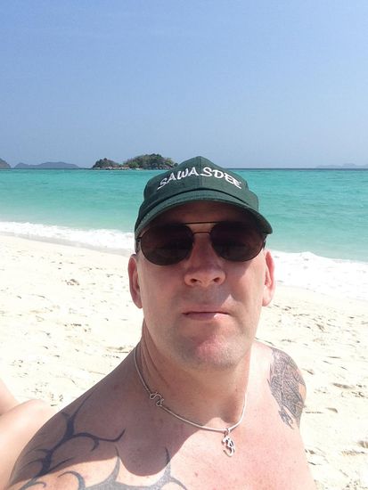 Hier am Sunrise Beach kann man am besten schwimmen. Hier ist es ruhiger als am Pattaya Beach. Haben hier leider keinen Bungi bekomen.