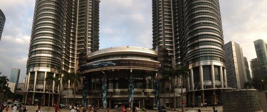 Die Twin Towers noch im Hellen und Trockenen.