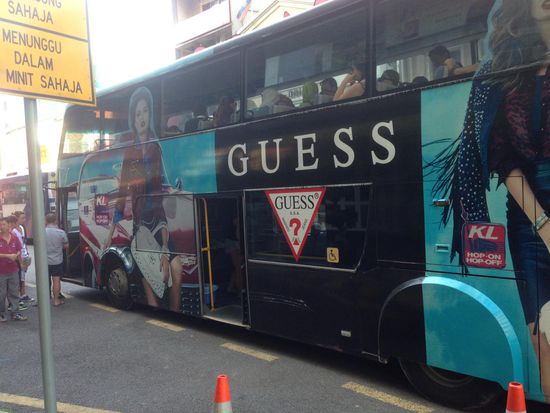 In den Bus sind wir als erstes rein.