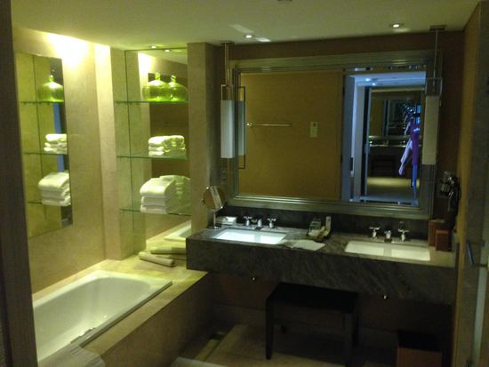 das Bad, die Fotos können gar nicht wieder geben, wie toll die Zimmer sind.