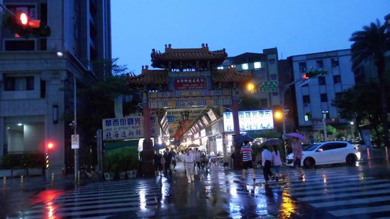 Eingang zum HuaXi Street Tourist Night Market