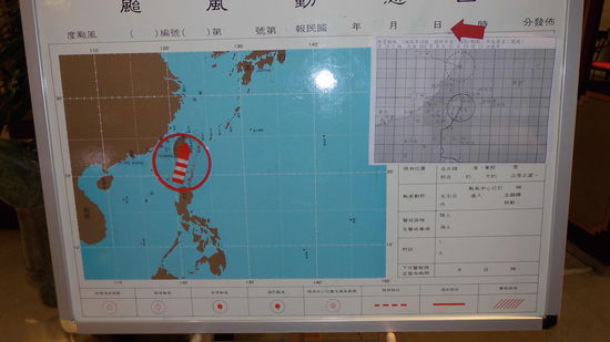 Die Begruessungstafel im Hotel. Der rote Pfeil zeigt die Richtung des Taifuns an. Taiwan lag darunter.