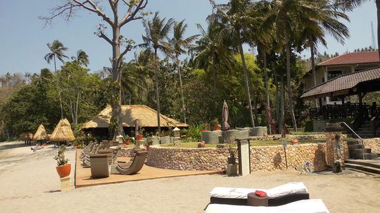 Hotel vom Strand aus