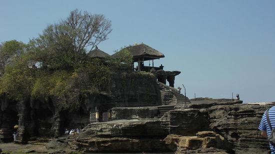 Tanah Lot, der Tempel am Meer. Die meisten kommen zum Sonnenuntergang hierher. Wir waren gleich morgens. Da sind weniger Touristen vor Ort.