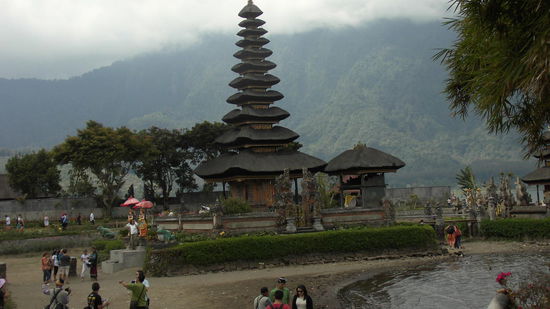 Der See hat zu wenig Wasser. Eigentlich ist der Tempel von Wasser umgeben.