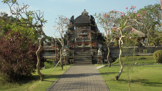 Anschließend sind wir nach Mengwi in den Pura Taman Ayun Tempel gefahren.