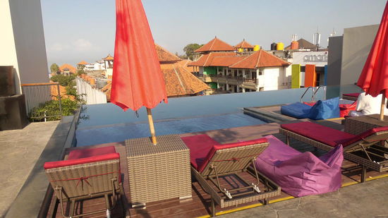 Der Dachpool vom Swiss Belinn. Hier genießen wir die Morgensonne, bevor es an den Beach geht.