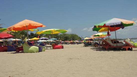 Es gibt mehr Sonnenschirme und Liegen wie Touris.