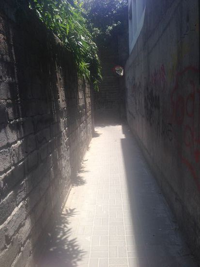 Aber bevor wir an den Strand gelangen, müssen wir durch diese enge Gasse. Da vor dem Strand Hotels sind und die nicht jeden durch das Hotel laufen lassen, haben die beim bauen diese Gasse gelassen.