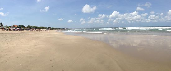 Kuta Beach. Ist schon riesig der Strand. Richtig voll ist es nicht.