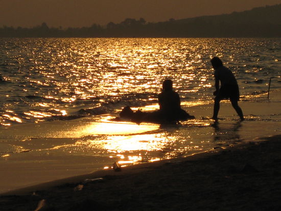Spielende Kinder am Leam Mae Phim Beach