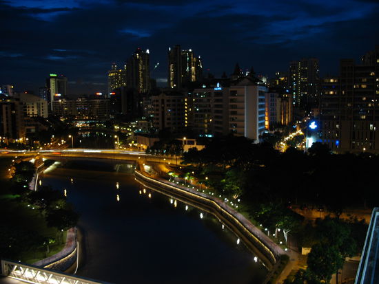 Skyline Singapur aus unserem Hotelzimmer aufgenommen...war schon schoen!