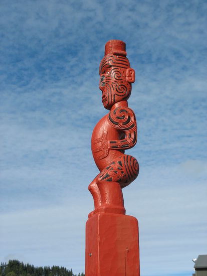 ich finde ja, der hat unheimlich aehnlichkeit mit Andreas...Hohlkreuz, Entenarsch und nen kleinen dicken bauch        )))))))))))))
Ne, das ist der Teki Gott der maori, der hoechste gott bei ihnen...