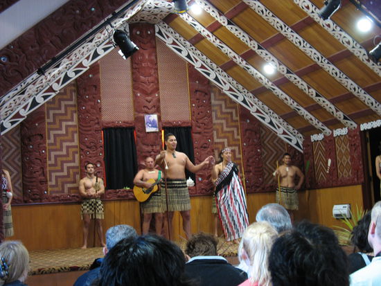 Maorivorfuehrung im versammlungshaus...