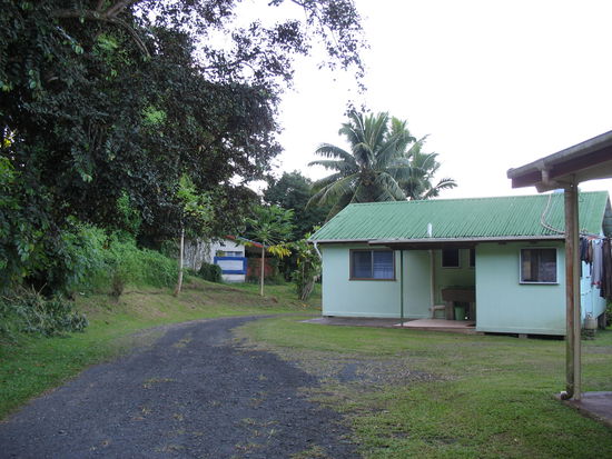 ...Buscheinfahrt...nachts hat es komisch am fenster ueber dem bett geklopft, EHRLICH !!!