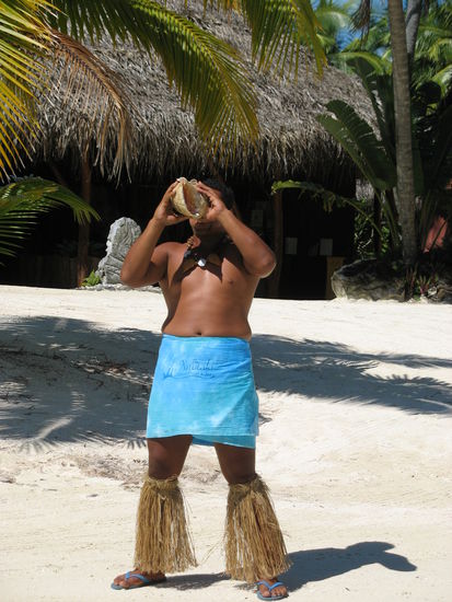 Der Haeuptling Ricky Martin begruesst uns mit Badelatschen wohl bemerkt 