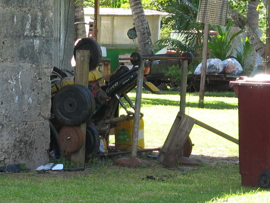 ...so baut man sich auf einer insel seine fitnessgeraete...Hantelbank