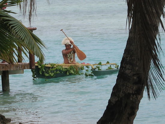 Der Maorihaeuptling holt eine Braut zur Hochzeit ab.