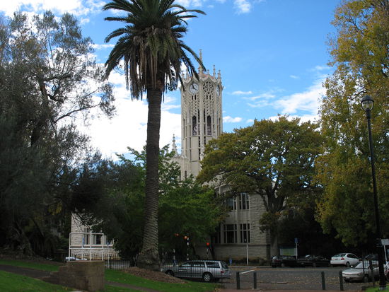 Unigebäude..der turm wird bei den einheimischen "wedding cake" genannt...