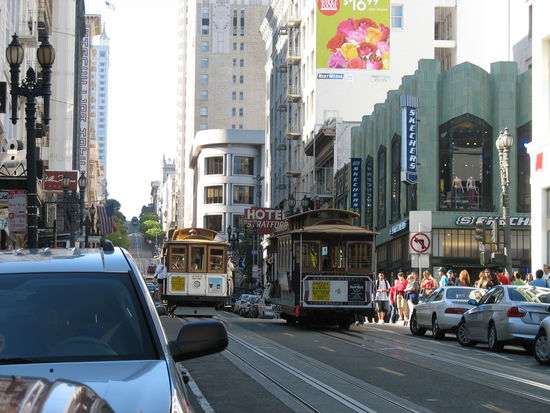 Eines der Wahrzeichen von San Francisco....die Cable-Cars. Wirklich spaßig damit runzufahren. Aber da jeder Tourist mit will, immer ziemlich voll.