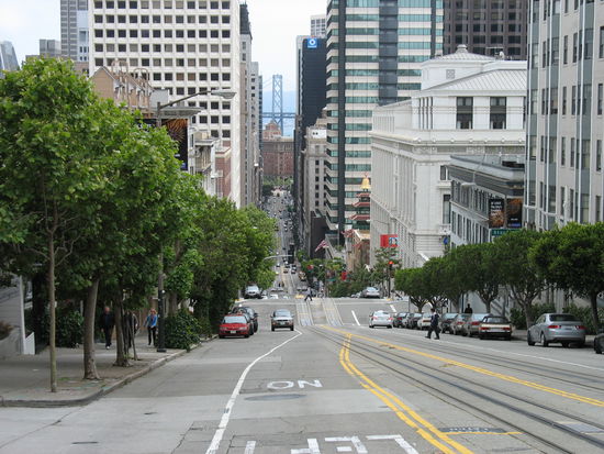 Californiastreet...leider kommen auf bildern diese steigungen und gefälle nicht so zum ausdruck...