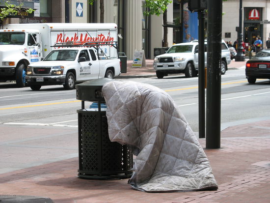 natürlich wie in jeder stadt, gibt es auch solche bilder...man hatte das gefühl, ihr war es peinlich und mit der decke wollt sie sich schützen, weil eigentlich sah sie relativ normal aus...