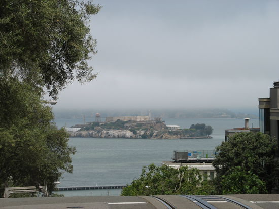 Alcatraz im halbnebel...eigentlich viel zu schade, um nur gefangene dort aufzubewahren..ich würd eine super kleine insel daraus machen mit irgendwas ganz besonderen oder so ...ich frag mal Arni, ob ich mitwirken darf )