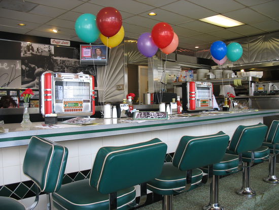 ...das wwar wirklich richtig schön gemacht und in diesem Lokal wurde damals American Graffiti von George Lucas, gedreht...wenn man richtiges amerikanisches feeling haben möchte + Essen, dann ist das der absolute Geheimtipp!!!