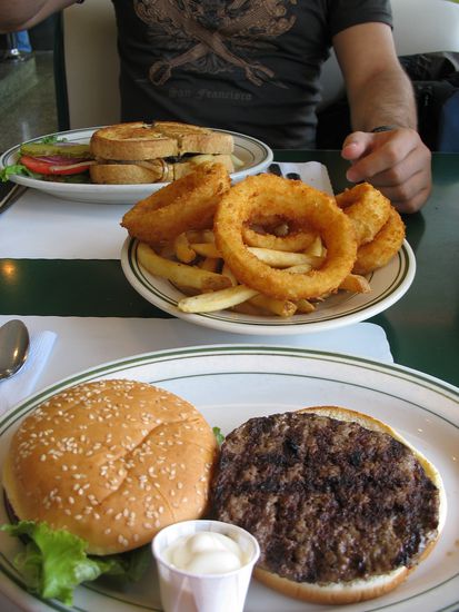 ...da ist es...unser frühstück  Die riesen großen zwiebelringe waren der hammer...leider passt mir nun mein kleid aus der südsee nicht mehr *LACH...nein, nein, da wir ja jeden tag gelaufen sind, kann man auch mal so etwas mampfen 