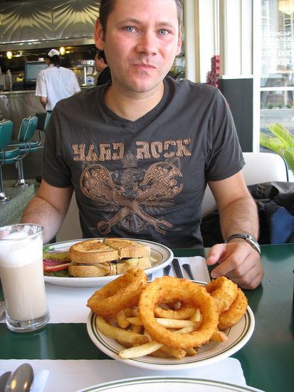 ...man beachte Andreas Shirt Nr. 15 vom Hard Rock Cafe ..was ich ja nie verstehen werde, wie man Kaffee zu so einem Essen bestellen kann *schüttel* 