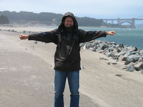 der stürmische gang zur brücke...wir haben auf 3/4 der strecke aufgegeben, weil wir mittlerweile sand in jeder öffnung hatten, aber bilder von der brücke sind ja eigentlich auch schöner, als auf der brücke, oder 