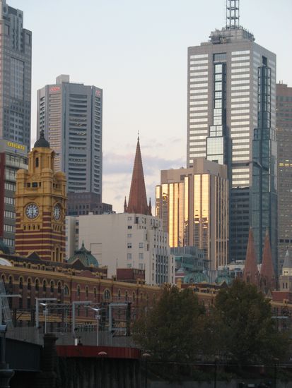 Melbourne - wirklich viel unterschiedliche Architektur hier. Vorne der alte Bahnhof