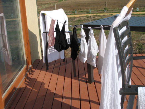 selbst im busch und auf weltreise entkommt man nicht seinen hausfrauen-pflichten...he he...ok, alles meine waesche, aber zuvor war Andreas dran. Die waescheleine aus singapur war echt ein super kauf 