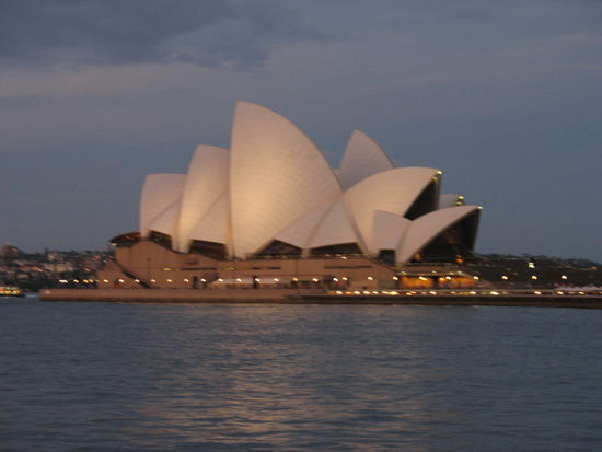 die oper...leider geht der foto bei langsamer dunkelheit nicht mehr so wirklich gut, weil dann wird es verschwommen, aber denke, man erkennt sie noch, gelle 