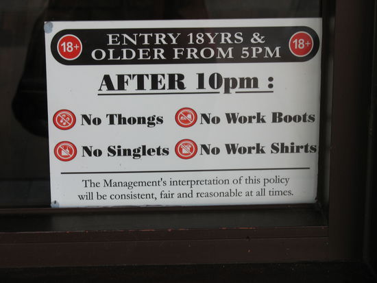 das schild fanden wir bei einer bar  cool, oder?!
