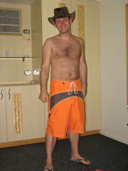 leider kam Andreas SO nicht in die bar ...die surferhose hatten wir aus dem second-hand-laden..voll schoen ist die und die badelatschen, gibts nur in australien..wer wird uns ueberhaupt noch wieder erkennen, wenn wir am flughafen in frankfurt stehen