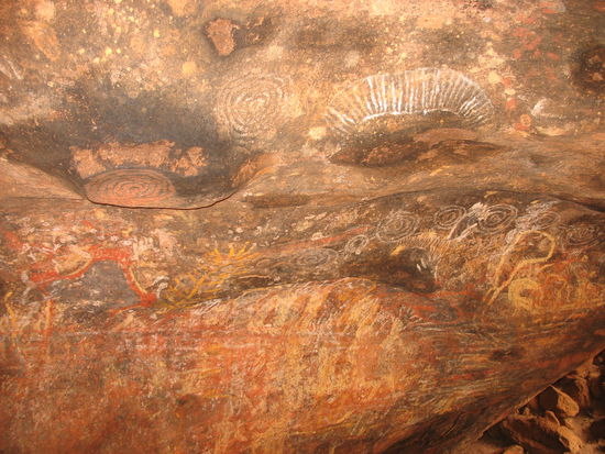 Echte Hoehlenmalerei im Ayers Rock...