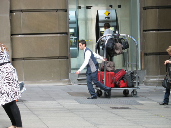 Tja, Taxi oder Auto war heute morgen nicht drin, also mussten die Hotelboys als Transportmittel einspringen  Wer heute morgen zum Flughafen wollte...gott sei dank wir nicht!