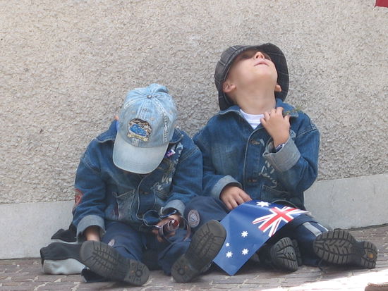 die 2 Kleinen hier, waren fix und alle vom vielen winken  und mit diesem Abschlussfoto verabschieden wir uns aus Australien...schoen war es!