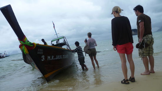 vor der Abfahrt - die Haltung von Regine sagt schon alles - Optimismus sieht anders aus