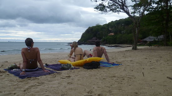 am Strand, im Hintergrund unsere Anlage - am Hang, wegen den Tsunamies (Regine)