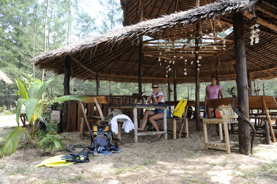 in der Horizon-Bar am Strand