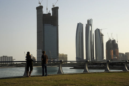 ... gebaut wird natürlich viel! ... die silbernen sind die "Etihad Towers"