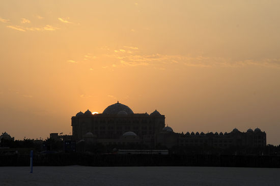 "Emirates Palace Hotel" im Sonnenuntergang