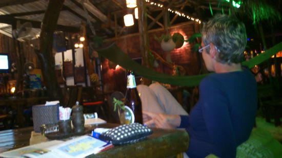 schnell noch ein Handyfoto, wo wir gerade sitzen...