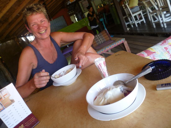 ...Gabi beim Fruehstueck - Yoghurt mit Fruechten
